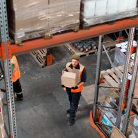 personas-que-se-ocupan-juntas-de-la-logistica-del-almacen (1)